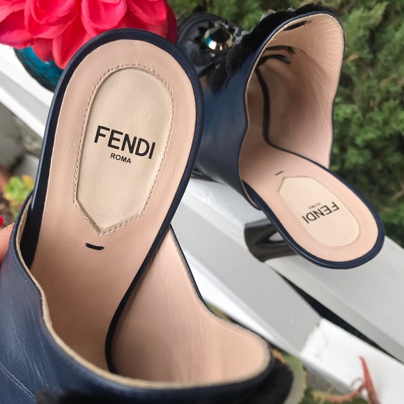Rare 2016 Fendi Navy Leather Sculpted Heeled mules - Picture 5 of 8